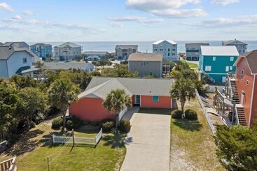 Dom wiejski Colorful Emerald Isle Home: Just Steps To Beach!