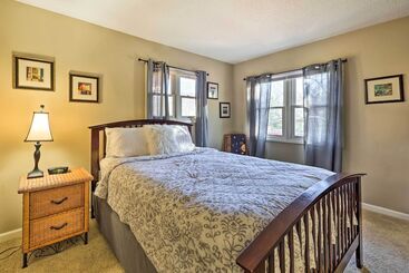 بيت ريفى Holiday Island Home: Hot Tub & Wood Stove!