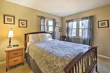 Mökkimajoitus Holiday Island Home: Hot Tub & Wood Stove!