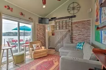 Mökkimajoitus Lakeside Pleasure Island Cabin W/ Deck & Gas Grill