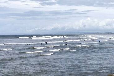 קוטג'' Luxury Home On Golf Course: Walk To The Beach!