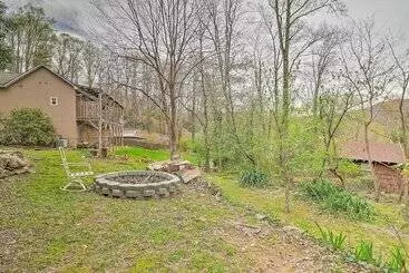 コテージ Maggie Valley Retreat With Hot Tub + Fire Pit!