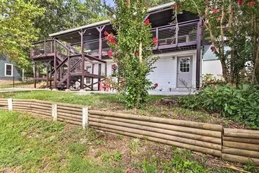 Mökkimajoitus Dock, Deck & Boat Slip: Lakefront Eucha Home