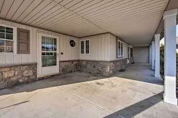 Mökkimajoitus Peaceful Bird In Hand Home W/ Farmland Views!