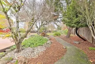 Mökkimajoitus Peaceful Windsor Retreat W/ Private Hot Tub!