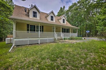 별장 Poconos Family Retreat W/ Private Hot Tub!