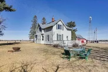 コテージ Quiet Farmhouse Retreat W/ Fire Pit   Pets Welcome