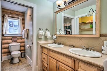 بيت ريفى Secluded Log Cabin W/ Game Room & Forest Views