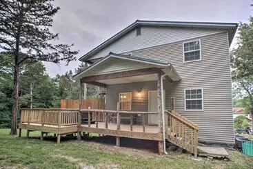 Mökkimajoitus Lakeside Blue Eye Escape W/ Game Room & Hot Tub!