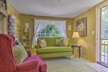 The Country Cottage In Union Mills W/ Porch!