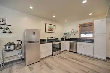 コテージ Waterfront Home Walk To Downtown Saranac Lake!