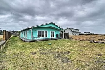 Mökkimajoitus Beachfront Westport Home W/ Deck!