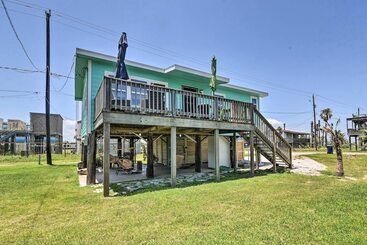 Cabane Breezy Surfside Beach Home W/ Deck: Walk To Beach