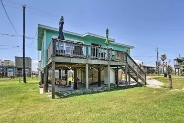 コテージ Breezy Surfside Beach Home W/ Deck: Walk To Beach