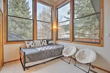 کلبه Bright Eagle Vail Escape W/ Deck + Mtn Views!