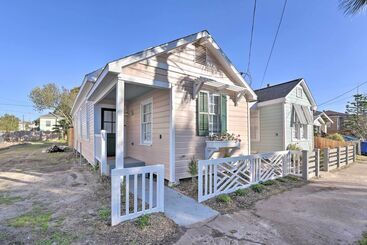 Near Beach & Strand: Bright Cottage In Galveston