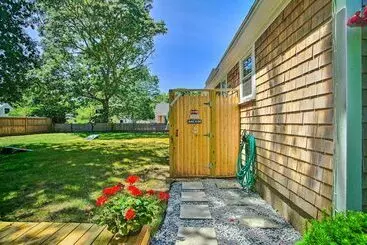 Mökkimajoitus Cape Cod Bungalow W/ Patio < 1 Mi To Beaches!