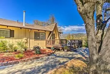 کلبه Lovely Oakhurst Cabin W/ Deck & Mtn Views!