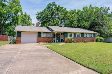 Mökkimajoitus Norman Home W/ Yard, Walk To Park & Ou Campus!