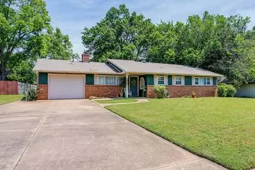 Mökkimajoitus Norman Home W/ Yard, Walk To Park & Ou Campus!
