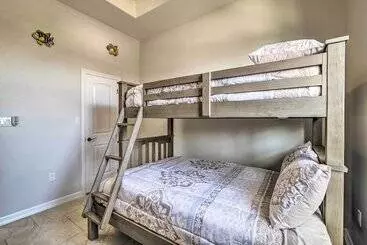 Mökkimajoitus South Padre Paradise W/ Saltwater Pool Near Golf!