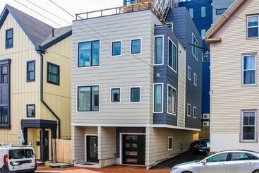 کلبه Spacious Portland Home: Walk Downtown!