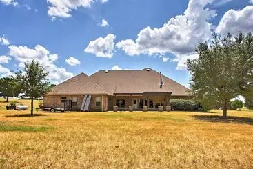 コテージ Spacious Stallion Lake Ranch Home W/ Patio