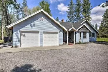 Mökkimajoitus All Seasons Chewelah Home: Fish, Golf & Ski!