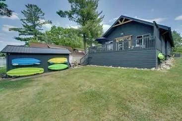 Mökkimajoitus Diamond Lake Waterfront Cabin W/ Deck + Dock!