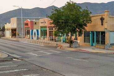 Hus på landet Eclectic Home: Walk To Town & Bath District!