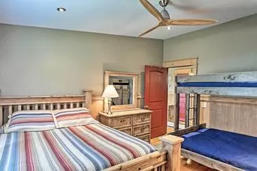 コテージ Guntersville Cabin W/ Lake Views!