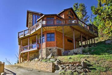 کلبه Majestic Mtn Getaway: Game Room, Decks & Hot Tub!