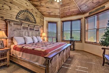 별장 Majestic Mtn Getaway: Game Room, Decks & Hot Tub!