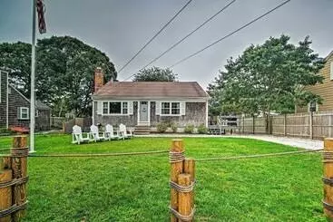 コテージ Quaint Dennis Home W/ Deck + Grill, Walk To Beach!