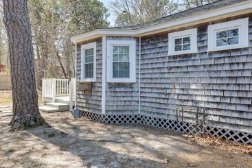 2 Mi To Coastline: Quaint Wellfleet Cottage!