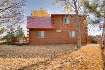 Vakantiehuisje Rustic Village Lake Cabin Escape W/ Deck & Grill!