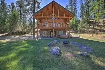 Mökkimajoitus Scenic Riverfront Retreat W/ Hot Tub & Kayaks!