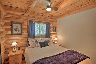 بيت ريفى Scenic Riverfront Retreat W/ Hot Tub & Kayaks!