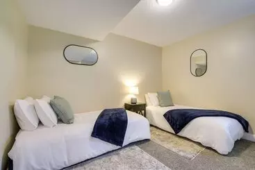 کلبه Sunny Family Home, 3 Mi To High Point Market!
