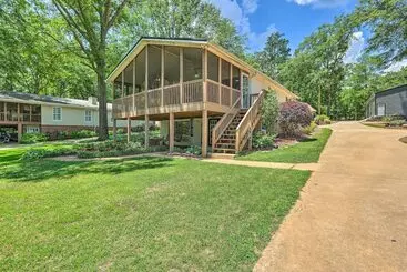 Mökkimajoitus The Lake Escape: Boat Dock, Fire Pit, Kayak!