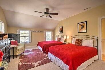 קוטג'' Traditional Martha S Vineyard Home W/ Porch & Yard