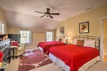 Mökkimajoitus Traditional Martha S Vineyard Home W/ Porch & Yard