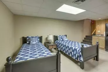 Mökkimajoitus Waterfront Lay Lake Retreat W/dock & 3 Piers!