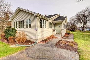 Gîte Rural Westerly Retreat ~ 1/4 Mi To Private Beach!