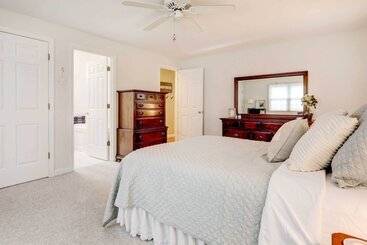 קוטג'' Westerly Retreat ~ 1/4 Mi To Private Beach!