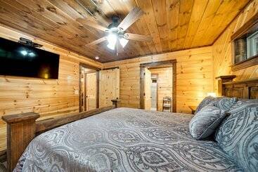 بيت ريفى Broken Bow Cabin On 1 Acre W/ Hot Tub & Fire Pit!