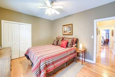 קוטג'' Charming Crete Home W/ Hot Tub, Deck & Fire Pit