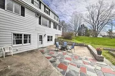 Mökkimajoitus Cozy Colonial Home W/ Bay Access & Water View