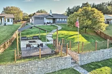 Mökkimajoitus Granbury Home W/ Lake Granbury Access + Dock!