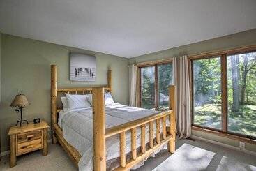 별장 Interlochen Home On Green Lake W/ Dock & Beach!